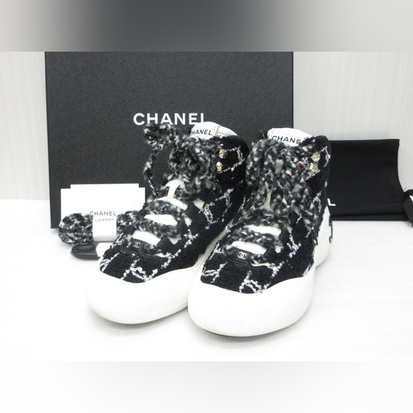 🔥CHANEL•FW22/23 Tweed Sequin CC High Top Snow Sneakers - Picture 1 of 10